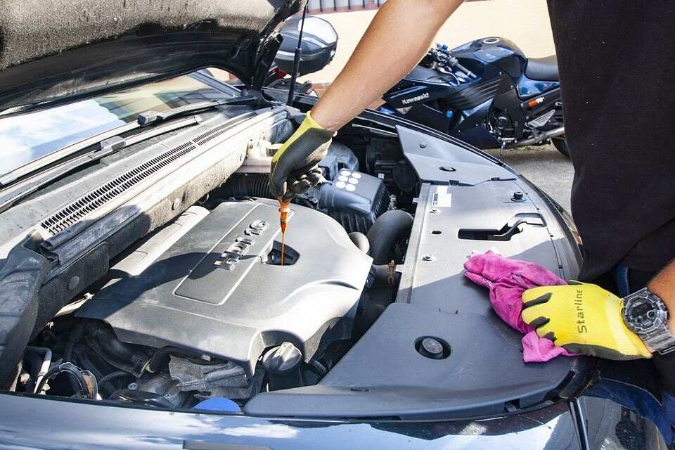 Motor-Maintenance-Oil-Vehicle-Changing-The-Oil-3964367.2106251658550