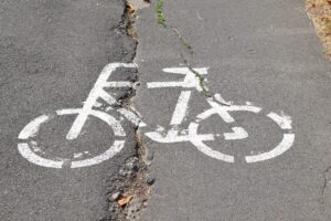 Cómo las Condiciones de la Carretera Afectan Su Reclamación por Accidente de Bicicleta